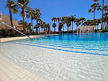 Imagen 1 Alquiler de piso con piscina y terraza en Estepona, A-7  Este