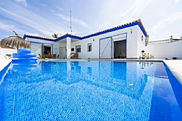 Foto Alquiler de casa con piscina y terraza en Chiclana de la Frontera, Pago Melilla