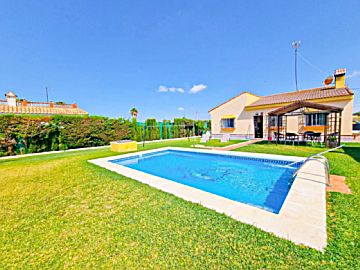 Foto Venta de casa con piscina y terraza en Chiclana de la Frontera, Hozanejo