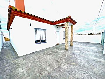 Foto Venta de casa con piscina y terraza en Chiclana de la Frontera, Carretera de medina