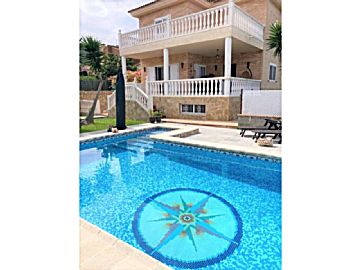 MDIMO10 Venta de casa con piscina y terraza en Chiva