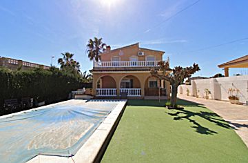 Foto Venta de casa con piscina y terraza en San Vicente del Raspeig (Sant Vicent del Raspeig), Girasoles