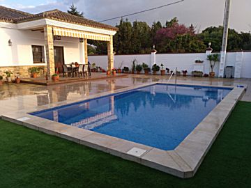 Foto Venta de casa con piscina y terraza en Chiclana de la Frontera, La soledad
