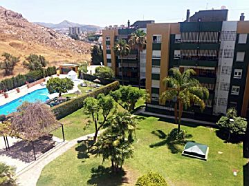 Imagen 1 Venta de piso con piscina y terraza en Camino de Antequera (Málaga), Teatinos