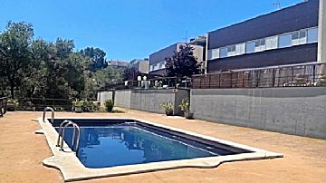 Foto Venta de casa con piscina y terraza en Canyelles, California