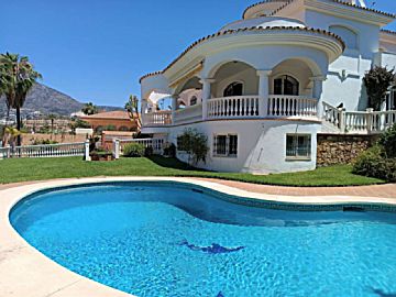 24113 Venta de casa con piscina y terraza en Torrequebrada (Benalmádena)