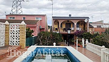 Foto Venta de casa con piscina y terraza en Manises, Urb. La Presa