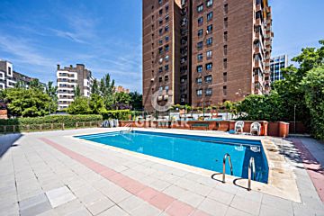 Imagen 1 Venta de piso con piscina en Adelfas (Madrid)