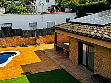 Foto Venta de casa con piscina y terraza en Canyelles, California