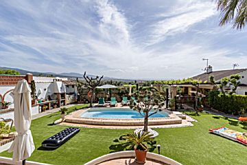 Foto Venta de casa con piscina y terraza en Huétor Vega, Cerca del serrallo plaza