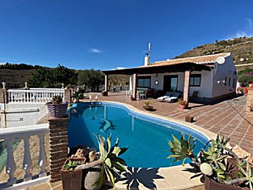 NAV055 Venta de casa con piscina y terraza en Taramay (Almuñecar)