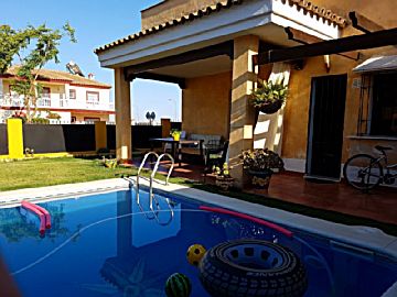 20160726_192813 - copia.jpg Venta de casa con piscina y terraza en Espartinas, ZONA RESIDENCIAL CÉNTRICA