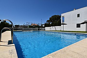 Foto Venta de casa con piscina y terraza en Chiclana de la Frontera, Coto la campa