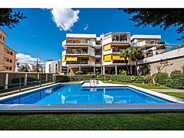 23176 Venta de piso con piscina y terraza en La Carihuela-Eurosol-Los Nidos (Torremolinos)