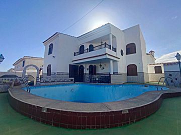 Foto Venta de casa con piscina y terraza en Arguineguín (Mogán), Arguineguín, Loma Dos