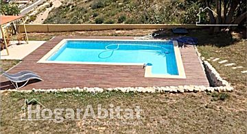 Foto Venta de casa con piscina y terraza en Chiva, Urb. San Miguel
