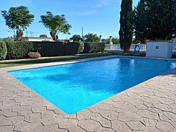 Foto Venta de casa con piscina y terraza en Utrera, Urbanizacion Bencarron