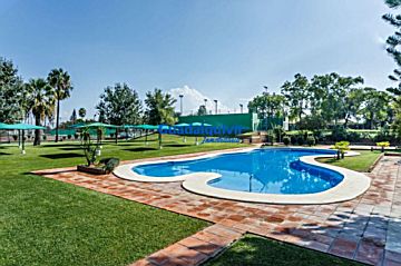 Foto Venta de casa con piscina en Alcalá de Guadaíra, Torrequinto