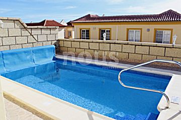 Imagen 1 Venta de casa con piscina en Costa Adeje