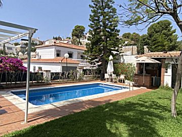 NAV040 Venta de casa con piscina y terraza en Velilla (Almuñecar)