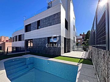 Imagen 1 Venta de casa con piscina en Peñagrande (Madrid)