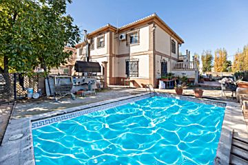 Foto Venta de casa con piscina y terraza en Ogíjares, Área de Ogijares