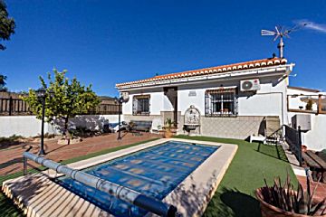 Foto Venta de casa con piscina y terraza en Albuñuelas, URGENTE