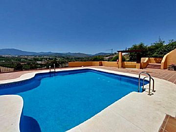 Imagen 1 Alquiler de piso con piscina y terraza en Estepona, A-7  Este