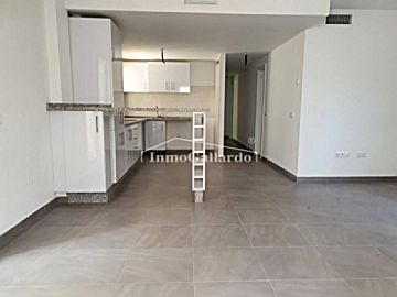 008209 Venta de piso con terraza en Playamar-Benyamina (Torremolinos)