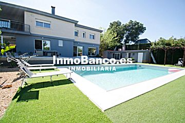Imagen 1 Venta de casa con piscina en Chiva