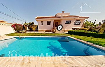 Foto Venta de casa con piscina y terraza en Chiva, - Cumbres de Calicanto - Santo Domingo