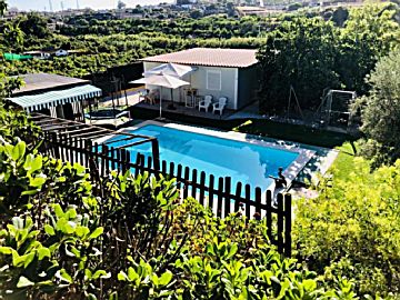 Foto Venta de terreno con piscina y terraza en Estepona, La cala
