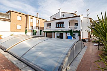 Foto Venta de casa con piscina y terraza en La Zubia , Laurel de la Reina