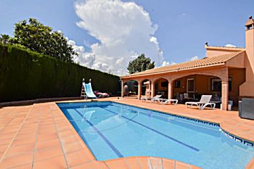 Foto Venta de casa con piscina y terraza en Ogíjares, Loma Linda- Ogíjares