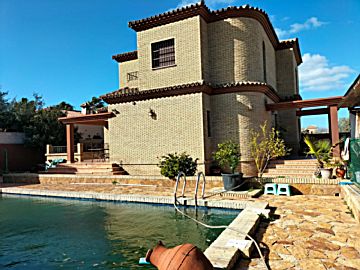 Foto Venta de casa con piscina y terraza en Chiclana de la Frontera, El campito