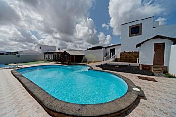 Imagen 1 Venta de casa con piscina en Tinajo