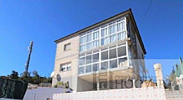  Venta de casa con piscina y terraza en Castellet i la Gornal, Urbanización los Jardines