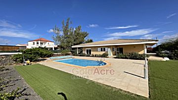 Imagen 1 Venta de casa con piscina en Lajares (La Oliva)