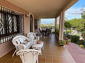 061570 Venta de casa con piscina y terraza en Rebolledo (Alicante)