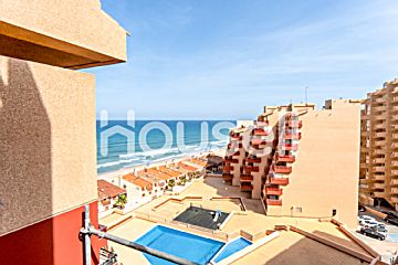  Venta de piso con piscina y terraza en La Manga del Mar Menor Cartagena
