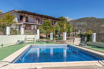 Imagen 1 Venta de casa con piscina en Alcaucín
