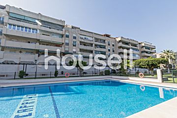  Venta de piso con piscina y terraza en Mainake (Málaga)