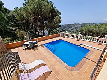 Foto Venta de casa con piscina y terraza en Canyelles-La Montgoda (Lloret de Mar), La Riviera