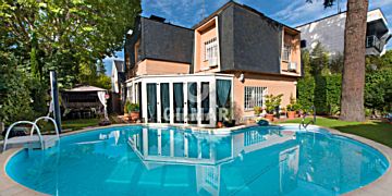 Imagen 1 Venta de casa con piscina en Mirasierra (Madrid)