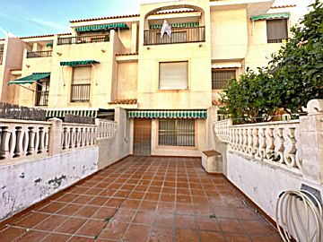Foto Venta de casa con piscina y terraza en Guardamar del Segura, las viñas