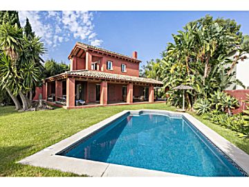 310355 Venta de casa con piscina y terraza en Estepona