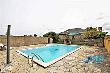 piscina Venta de casas/chalet con piscina y terraza en Peñacastillo, Nueva Montaña (Santander)