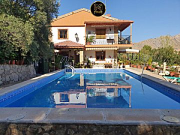 Foto 1 Venta de casa con piscina y terraza en Jabalcuz (Jaén)